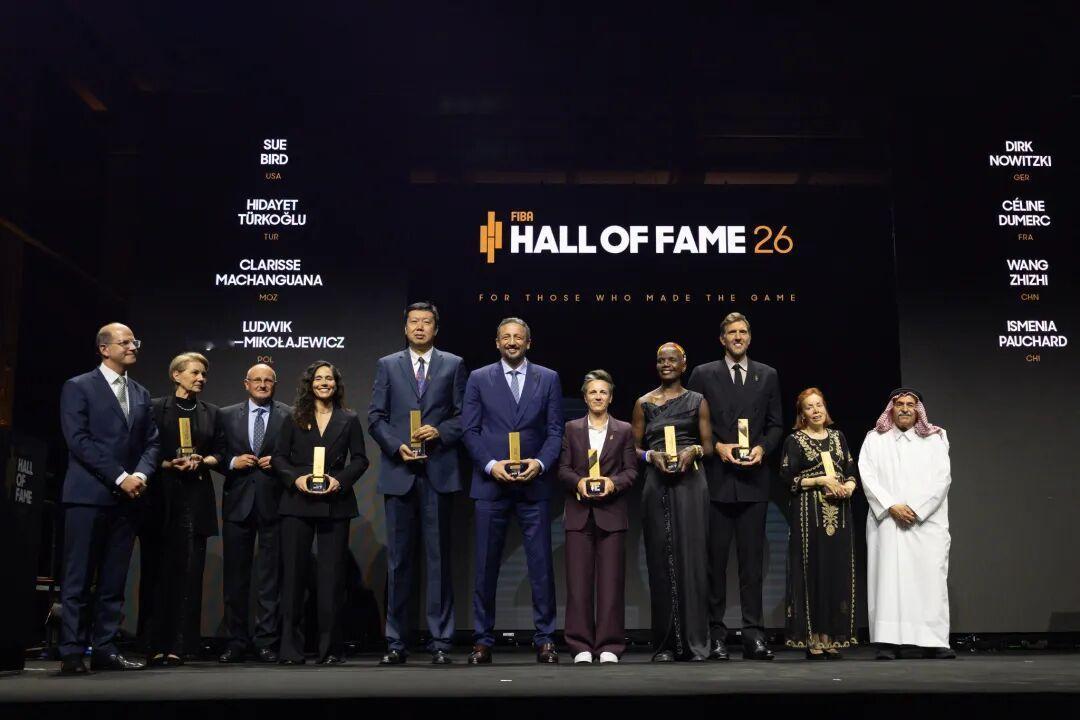 今天凌晨，王治郅正式入选国际篮联篮球名人堂，入堂仪式在柏林举办，这一批我们还能看
