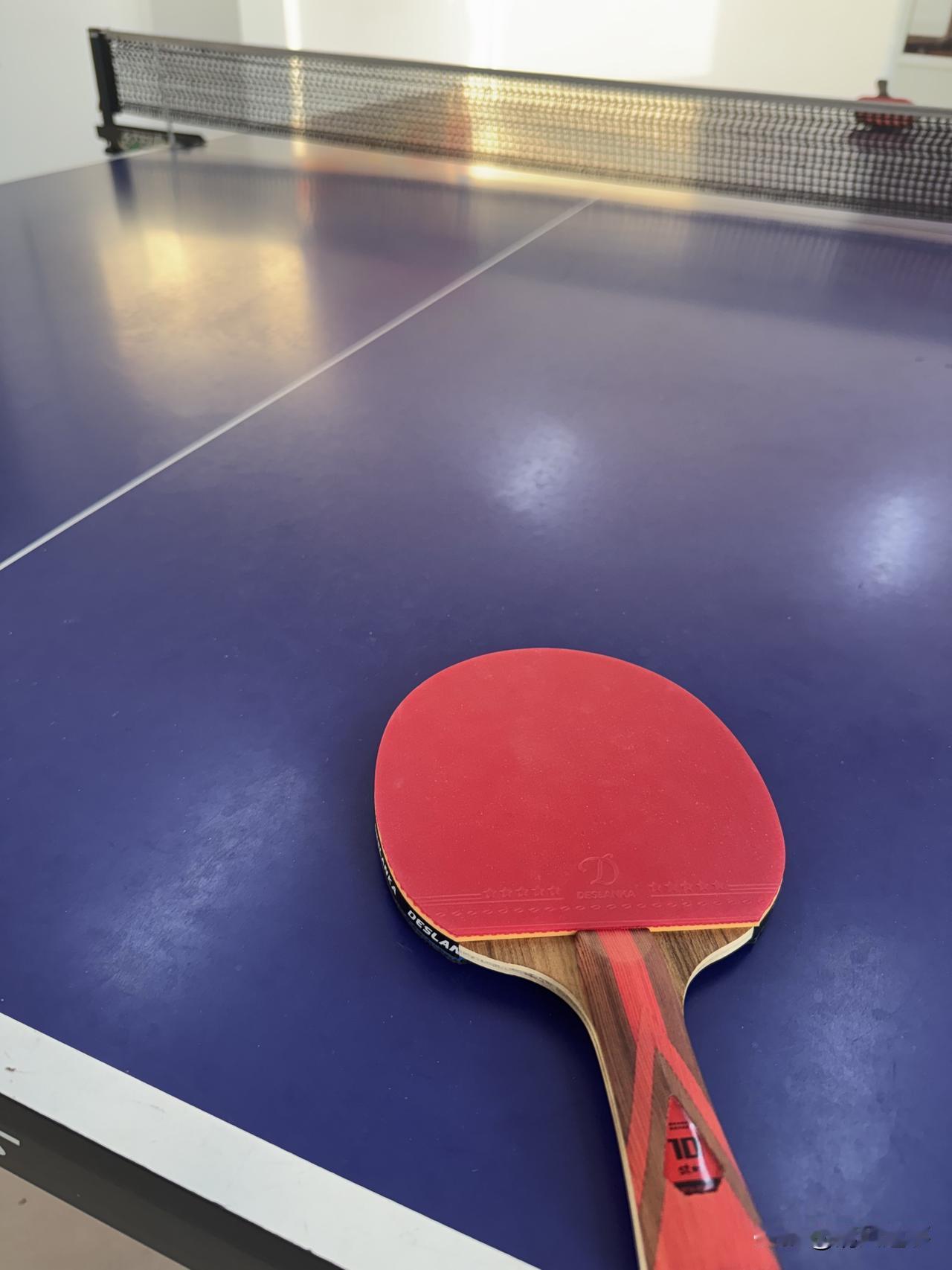 球台边的“偷闲时光”

盯着这张球台和球拍，突然想起上周午休偷溜来打球的事儿——