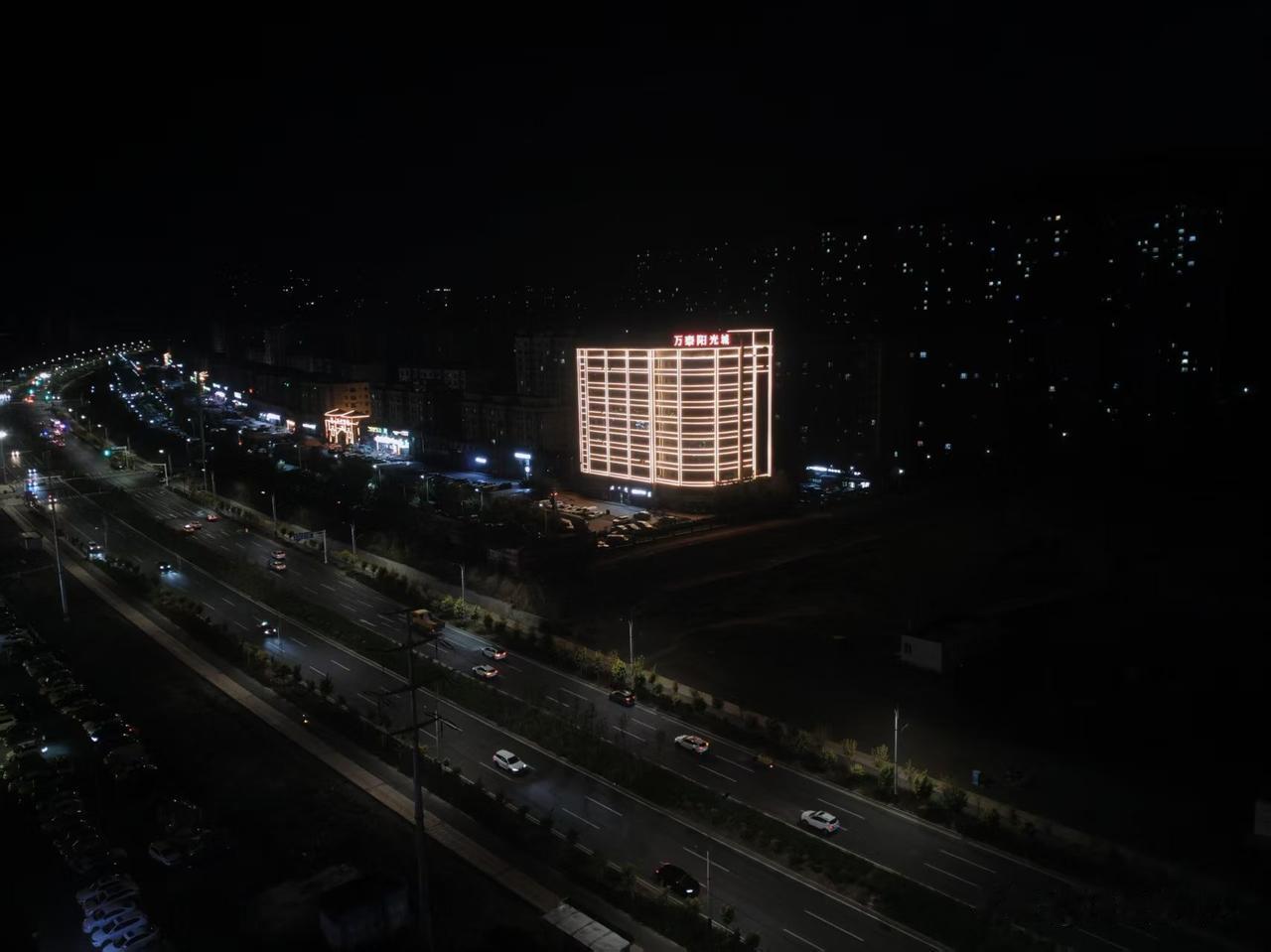 夜景再添亮色！万泰阳光城商业楼完成亮化，点亮城西夜空
    粉丝最新高空夜拍，