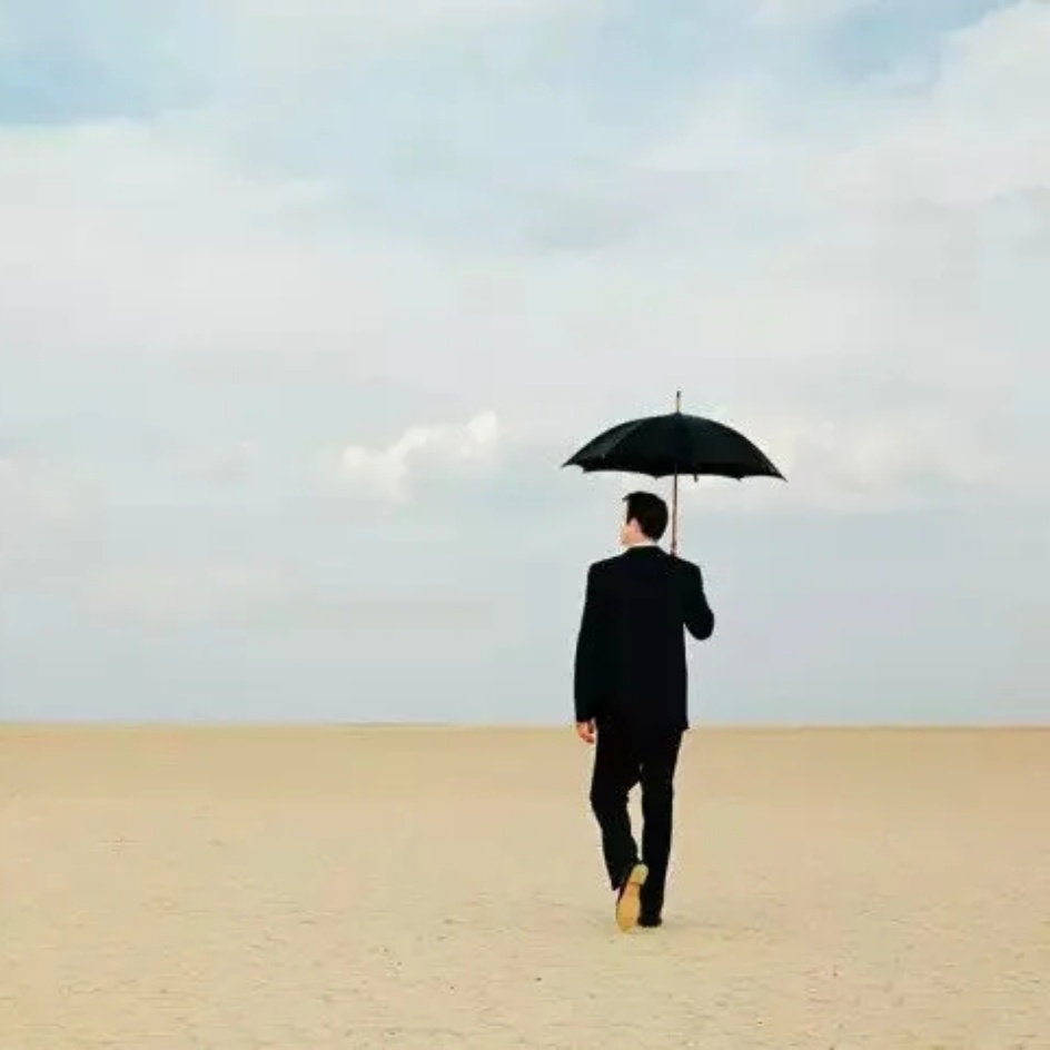 每做一件事，我们首先想到的就是别人会怎样看，人生中几乎有一半的麻烦与困扰就是来自