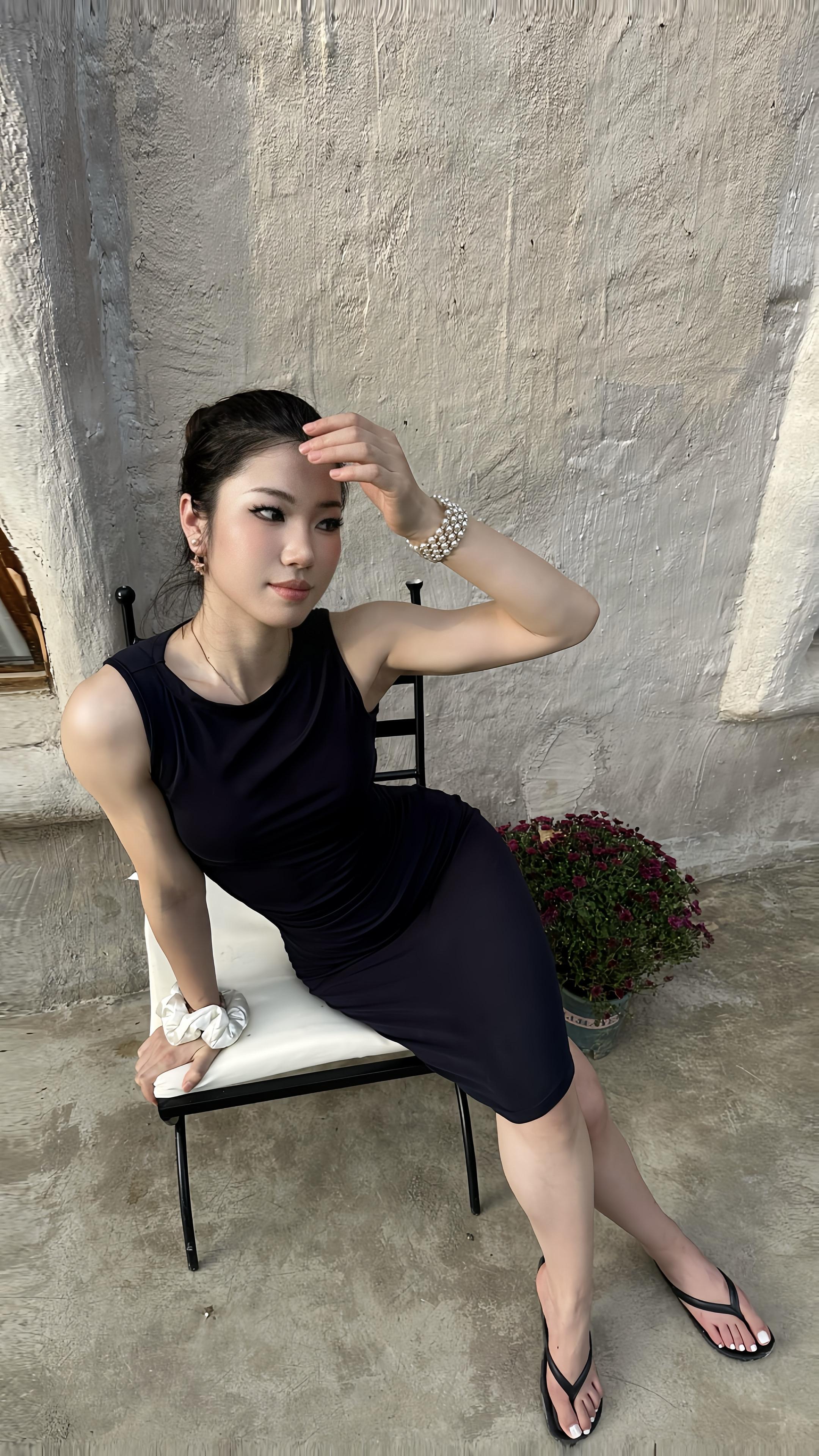 肌肉女拍照就这样不经意展示。.