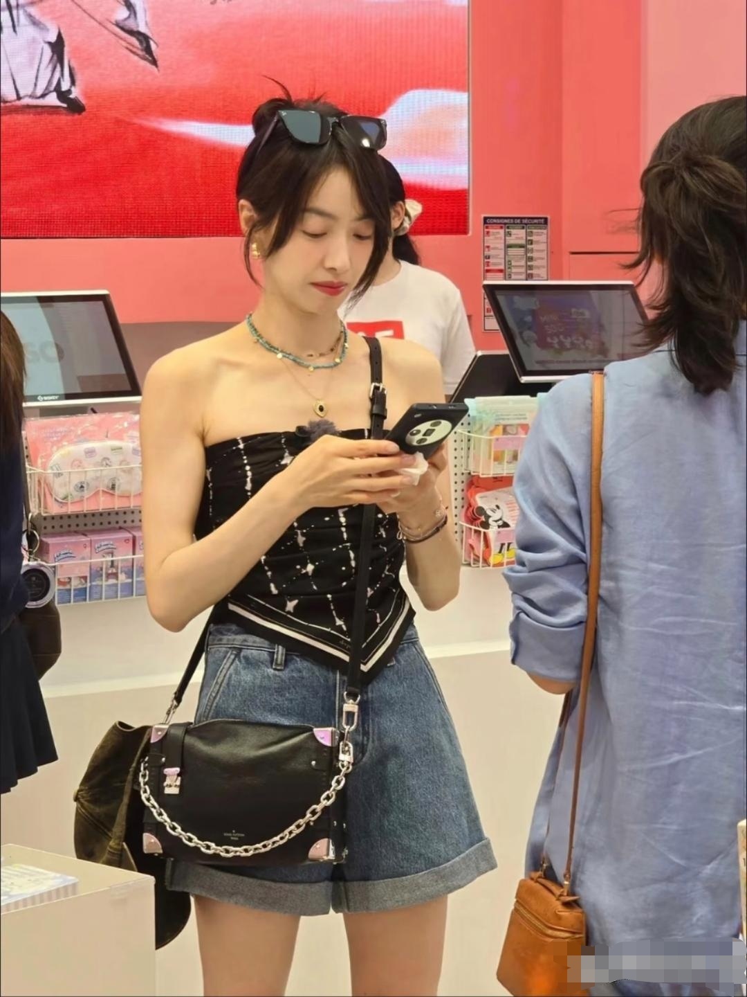 宋茜生图好瘦啊！没想到上镜身材刚好，真人瘦成这样子！ 