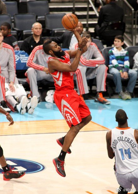 【哈登29分火箭靠替补发威 客场逆转山猫结束七连败】北京时间1月22日，NBA一