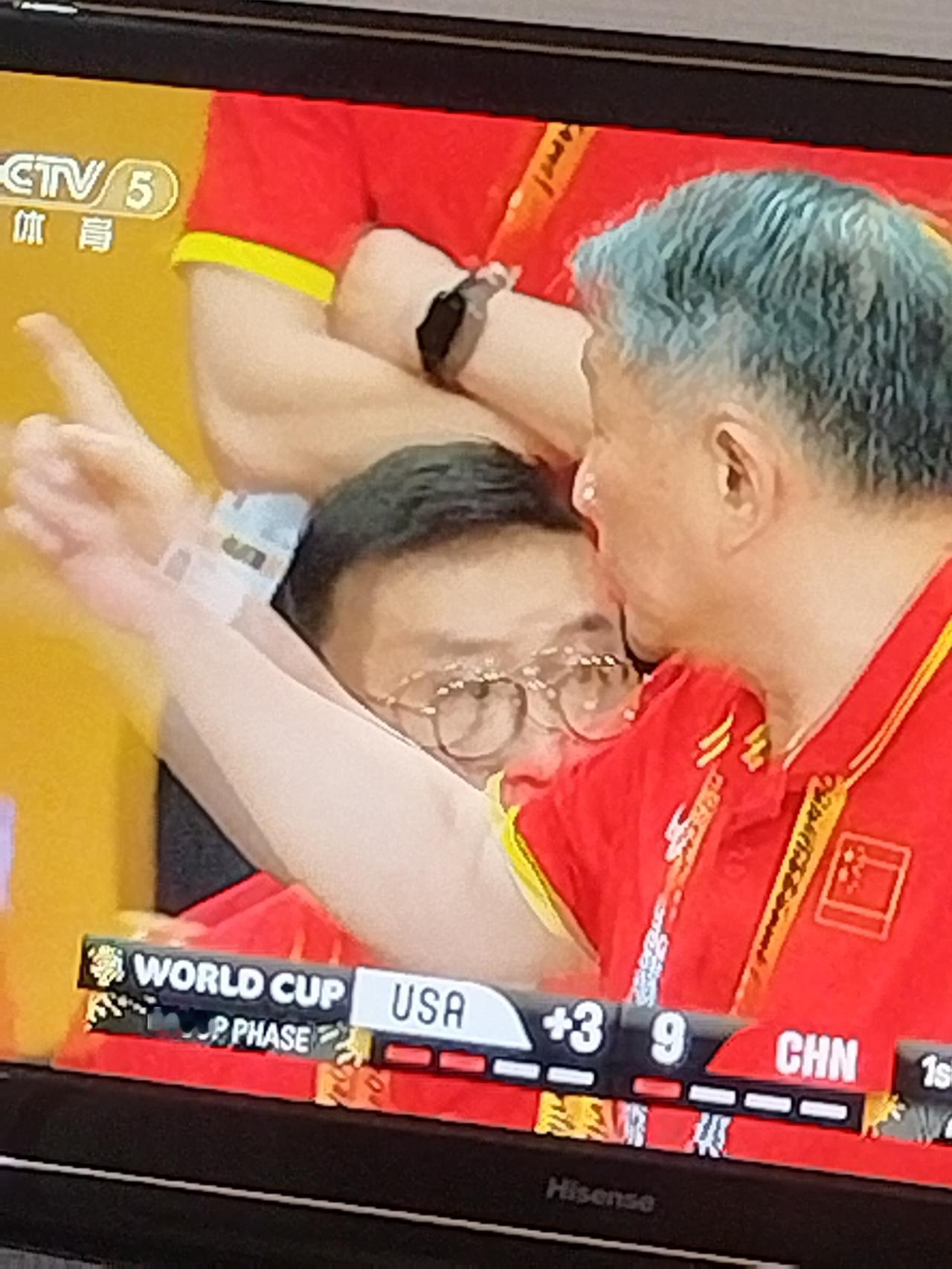 世界杯首战中国女篮61:94惨败美国女篮。
赛前想到中国女输会输，没有想到会输得