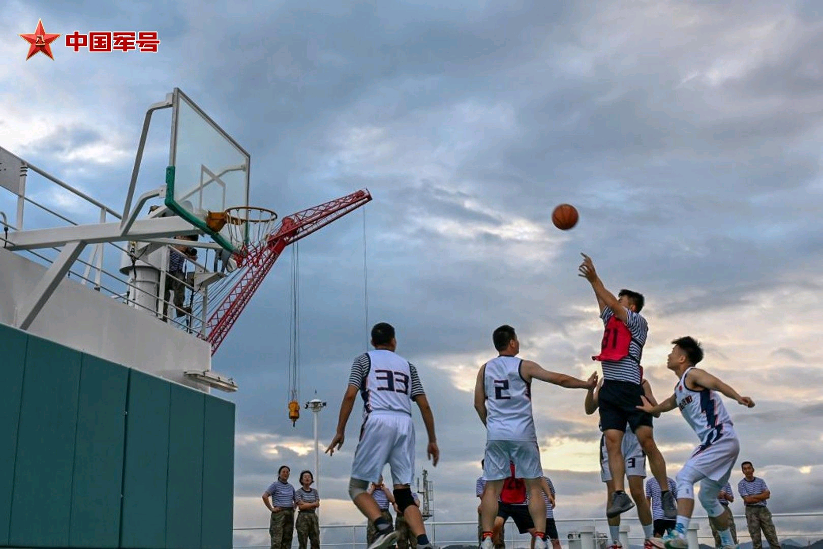 在“向前进1号”综合保障船上打篮球烽火问鼎计划中国海军