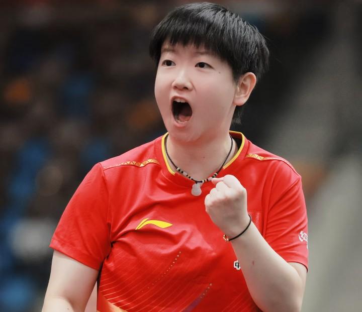 混团世界杯上的一场球

让球迷看清了孙颖莎

比金牌更亮眼的，是孙颖莎身上的格局