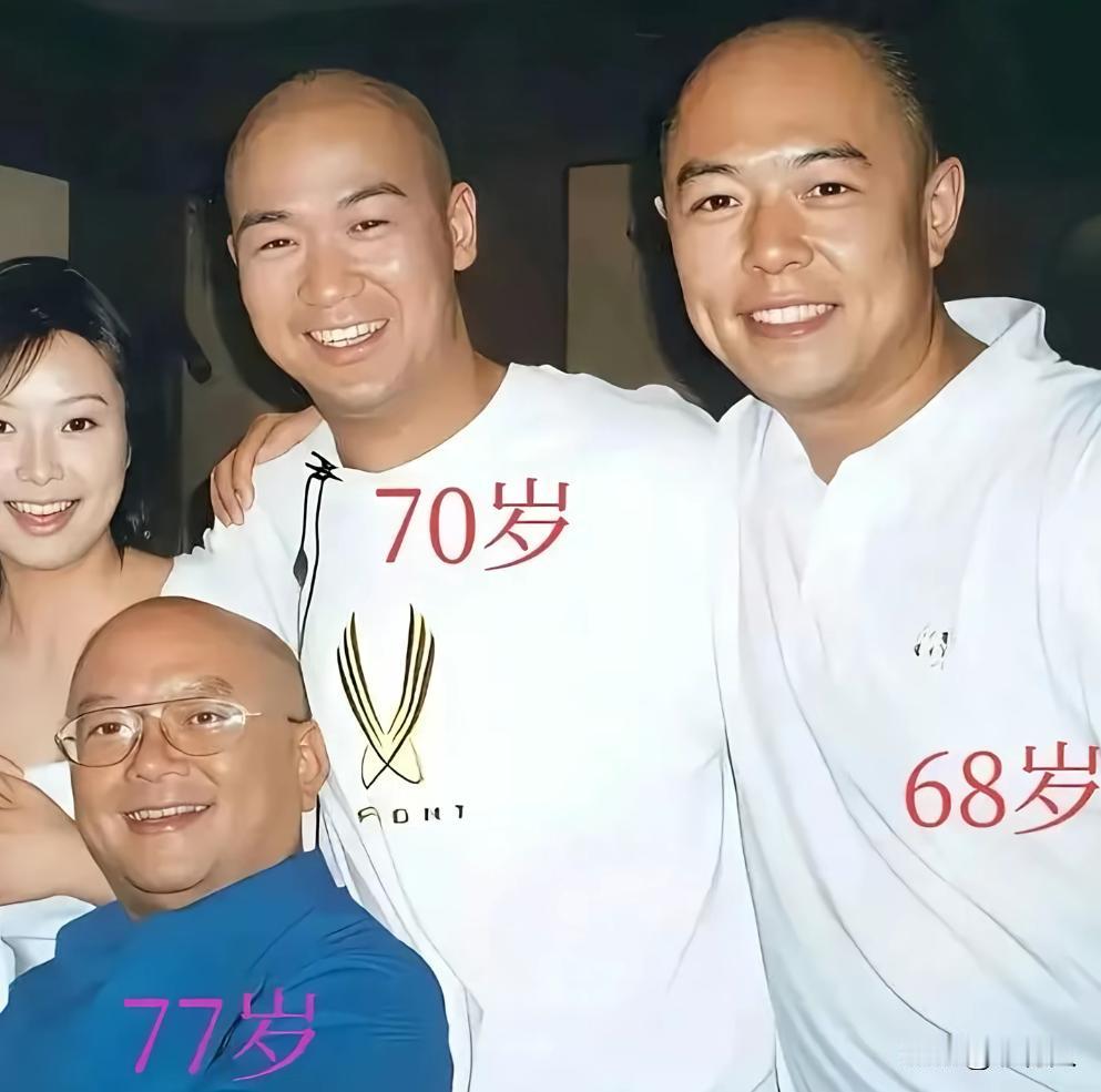 90年代王刚、张国立、张铁林一张罕见的留影，他们曾经是“赫赫有名的铁三角”。
张