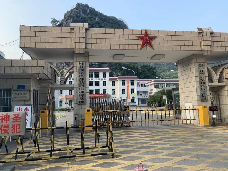 方向盘上的普通人，

部队门口的异常拍照，

他为啥没直接开走？

那天下午，陈