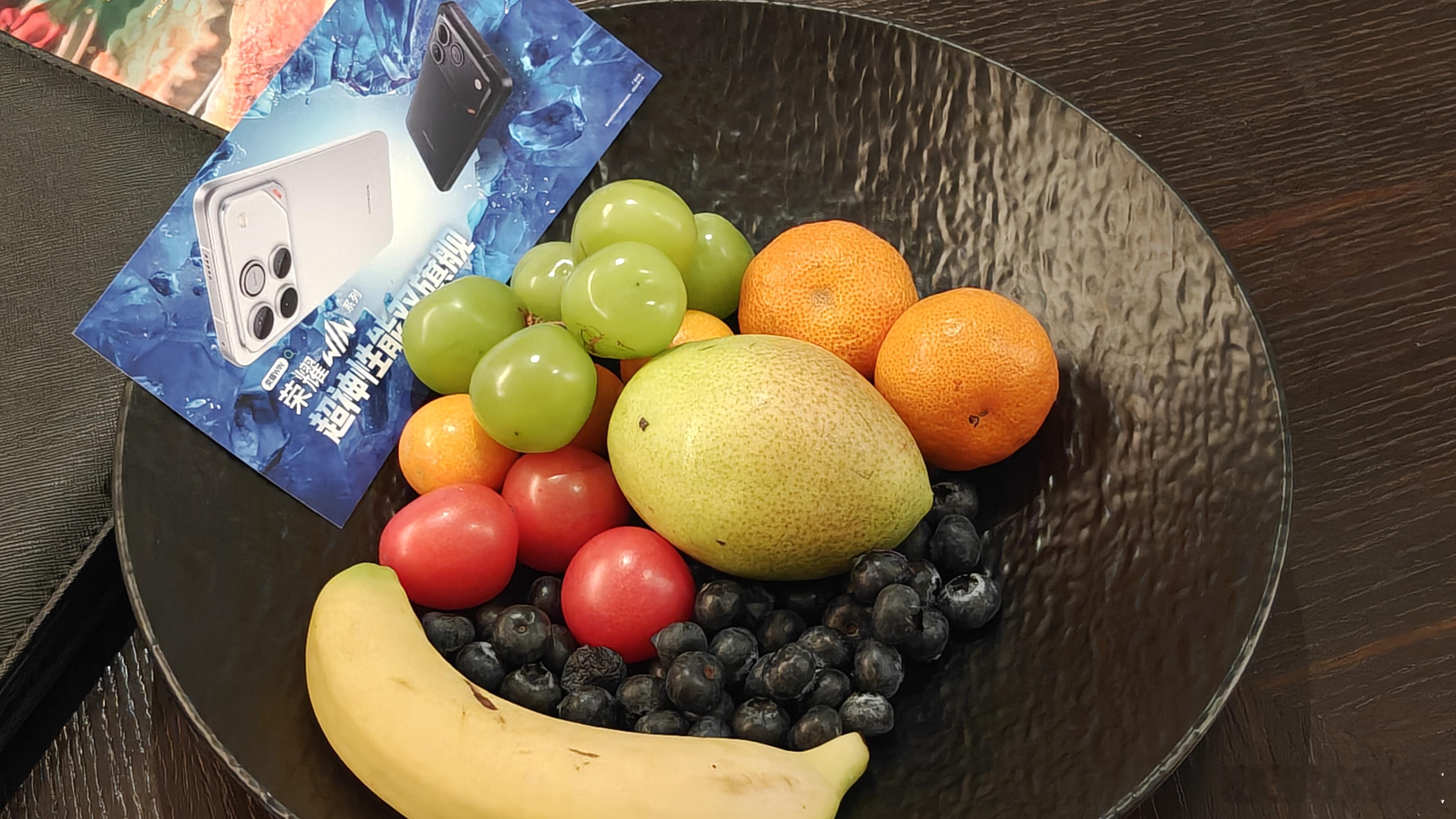 来吧，10000mAh巨无霸电池+185Hz遥遥领先的超高刷，你们猜荣耀WIN多