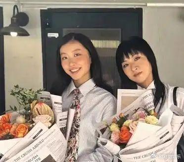 徐濠萦晒和女儿合影，母女俩简直就是青春女大！徐濠萦今年都52岁了，但还是非常年轻