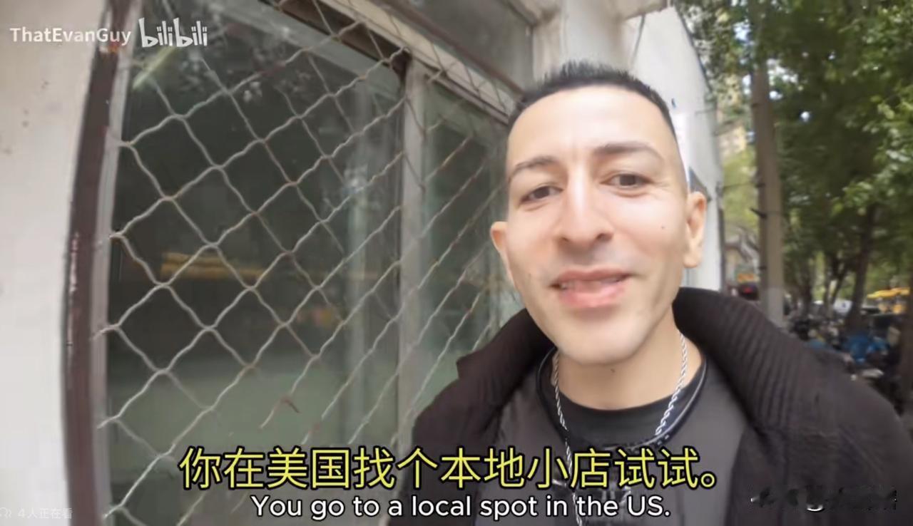 【碳水哥：想到美国餐食就心酸】
美国旅行博主碳水哥在中国吃了一碗拉面后直呼太好吃