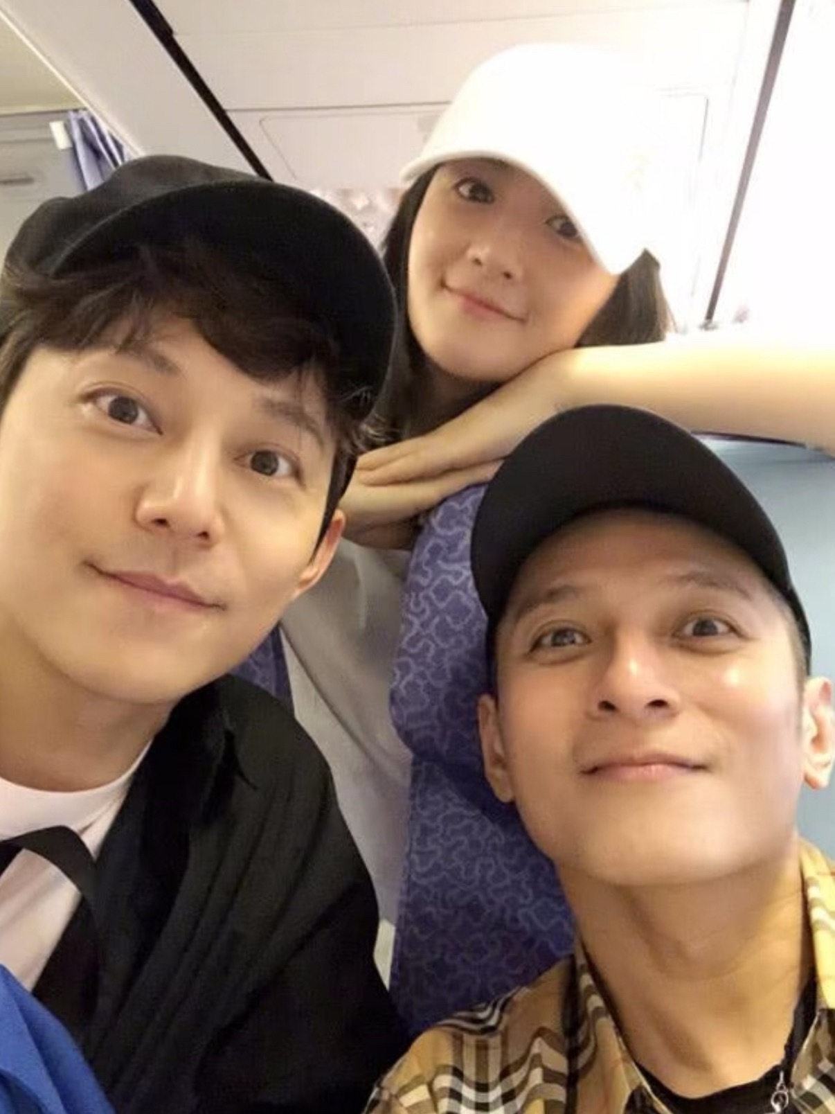 何炅谢娜李维嘉新合照我们炅娜嘉的合照又➕1，工作结束之后被两位哥哥投喂的娜娜好幸