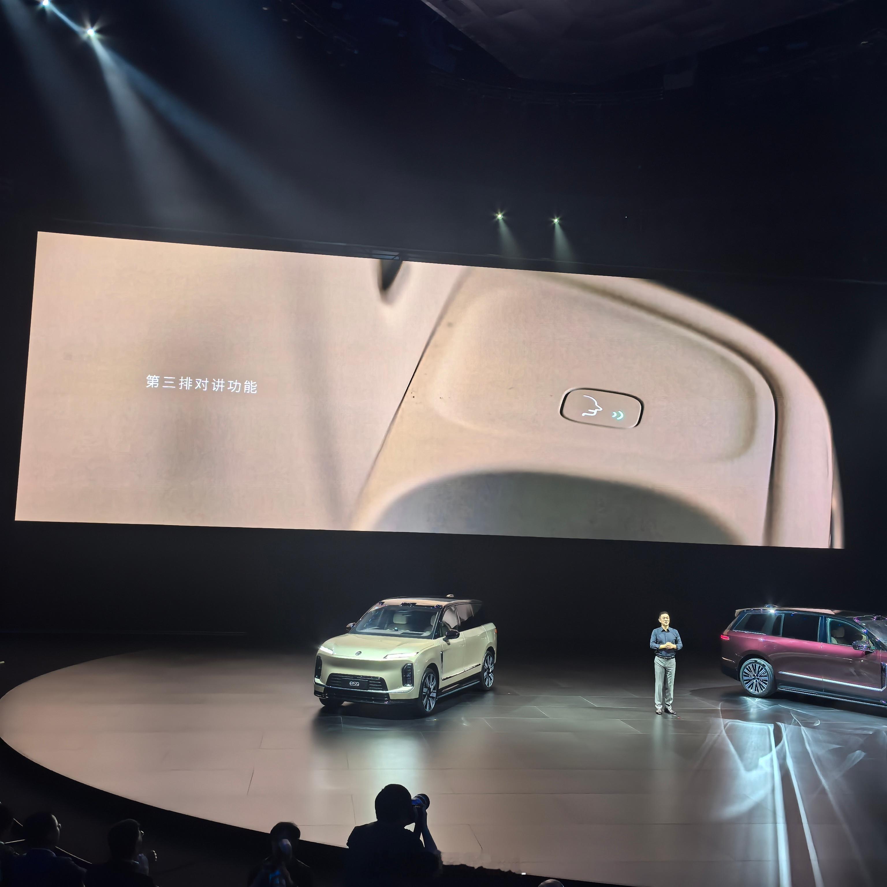 足底按摩都上了 ，还有磁吸茶台 第一排和第三排还有对讲的功能这些功能有点脑洞 