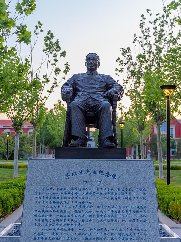 中国近代桥梁专家
1、茅以升
       称茅以升为中国现代桥梁之父，绝非过誉