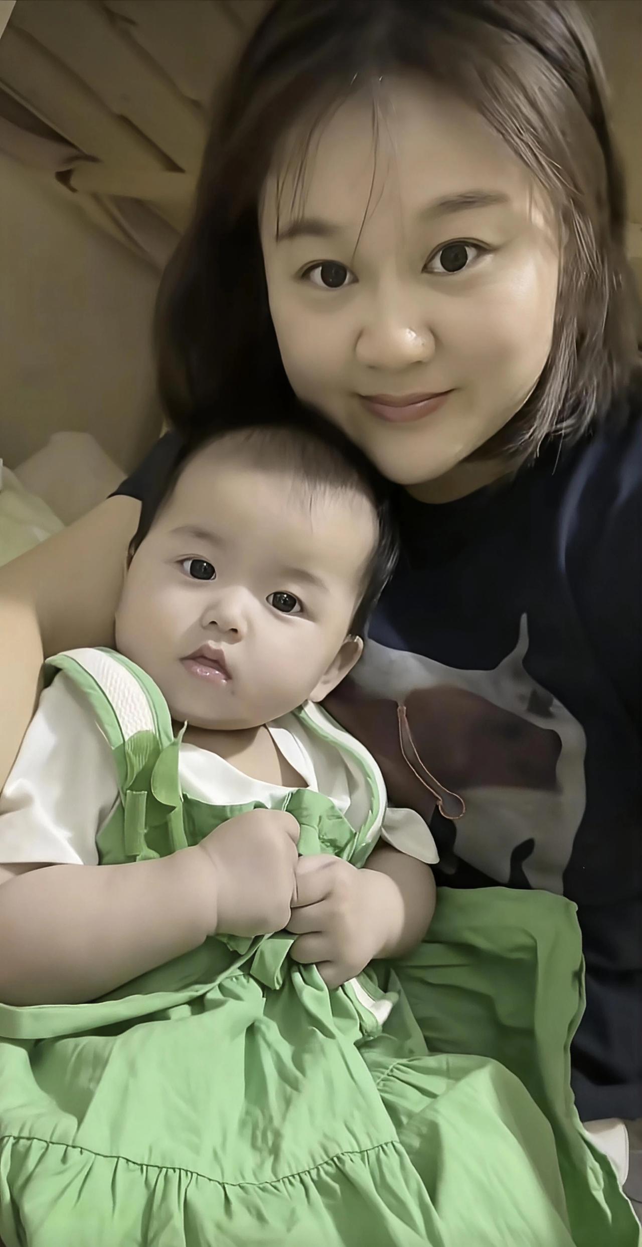 人间自有真情在，，，米兰张大爱无疆：大王媳妇蕊蕊生病住院，这么热的天气，米兰张在