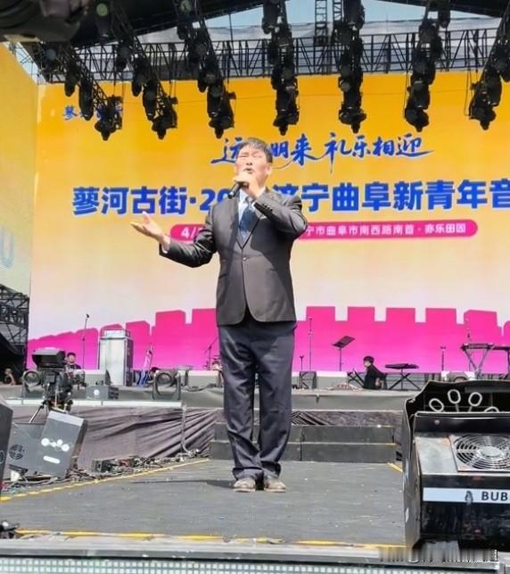 谁能想到？新青年音乐节上，大衣哥凭一首老歌圈粉年轻人。
4月18日曲阜新青年音乐