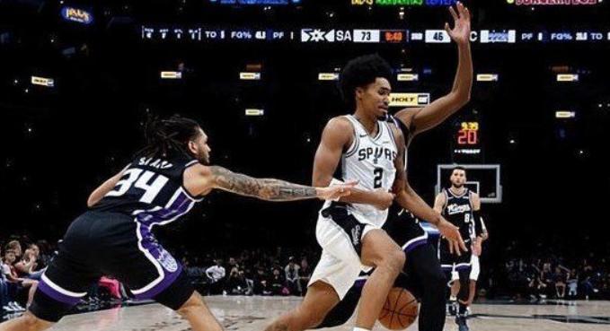 NBA常规赛，上赛季的西部决赛重演，在马刺对阵雷霆的比赛中，出现了奇葩的一幕。 