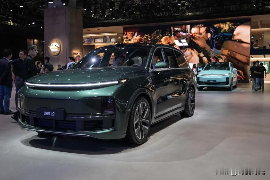 新能源汽车
选增程还是纯电
值得好好探讨
增程式汽车
似“带充电宝的电动车”
可