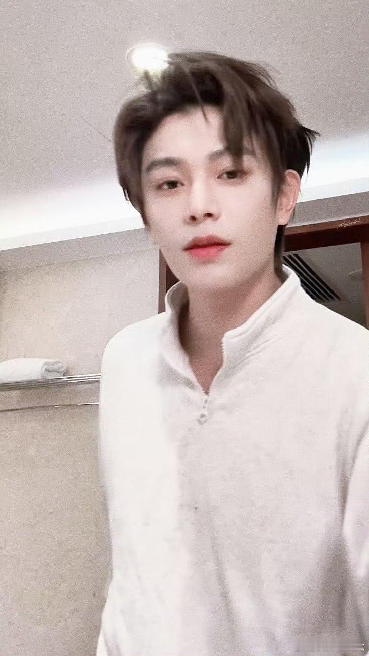 丁禹兮星光大赏官宣照 💚丁禹兮腾讯星光大赏 花是花 你是你 因为你比花更让我心