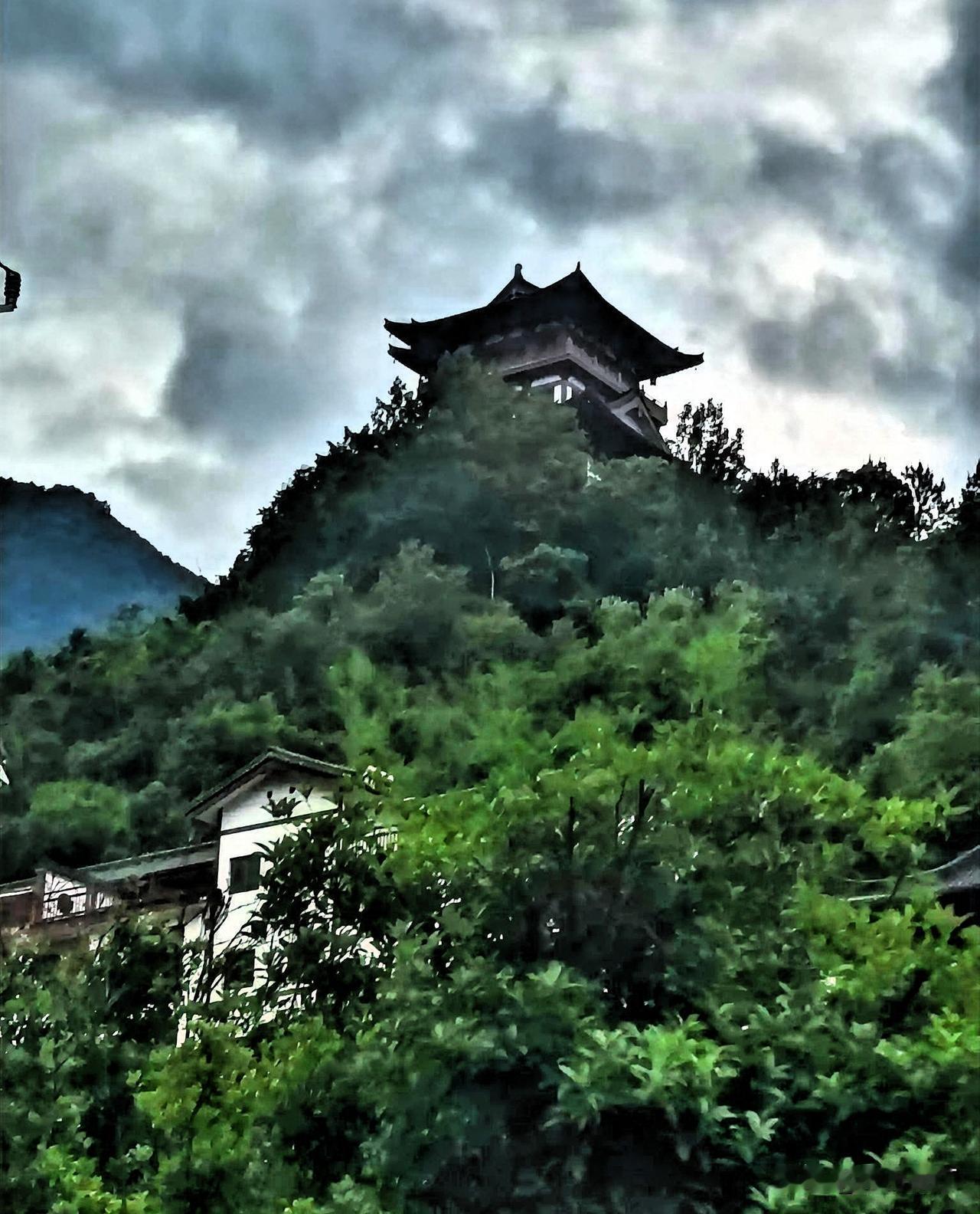 梦断江南雨，求下联
魄牵西湖桥。