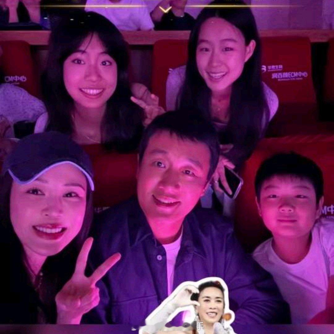 佟大为一家五口看那英演唱会佟大为三孩子近照 佟大为一家五口，好幸福 