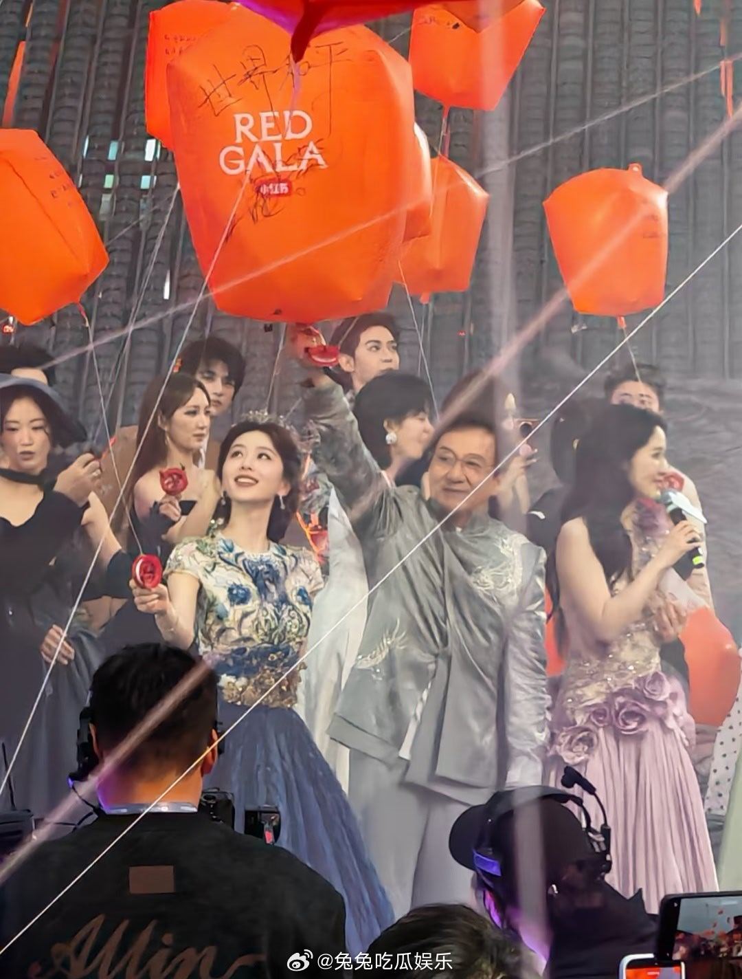 成龙刘诗诗合体太美好的同框了 