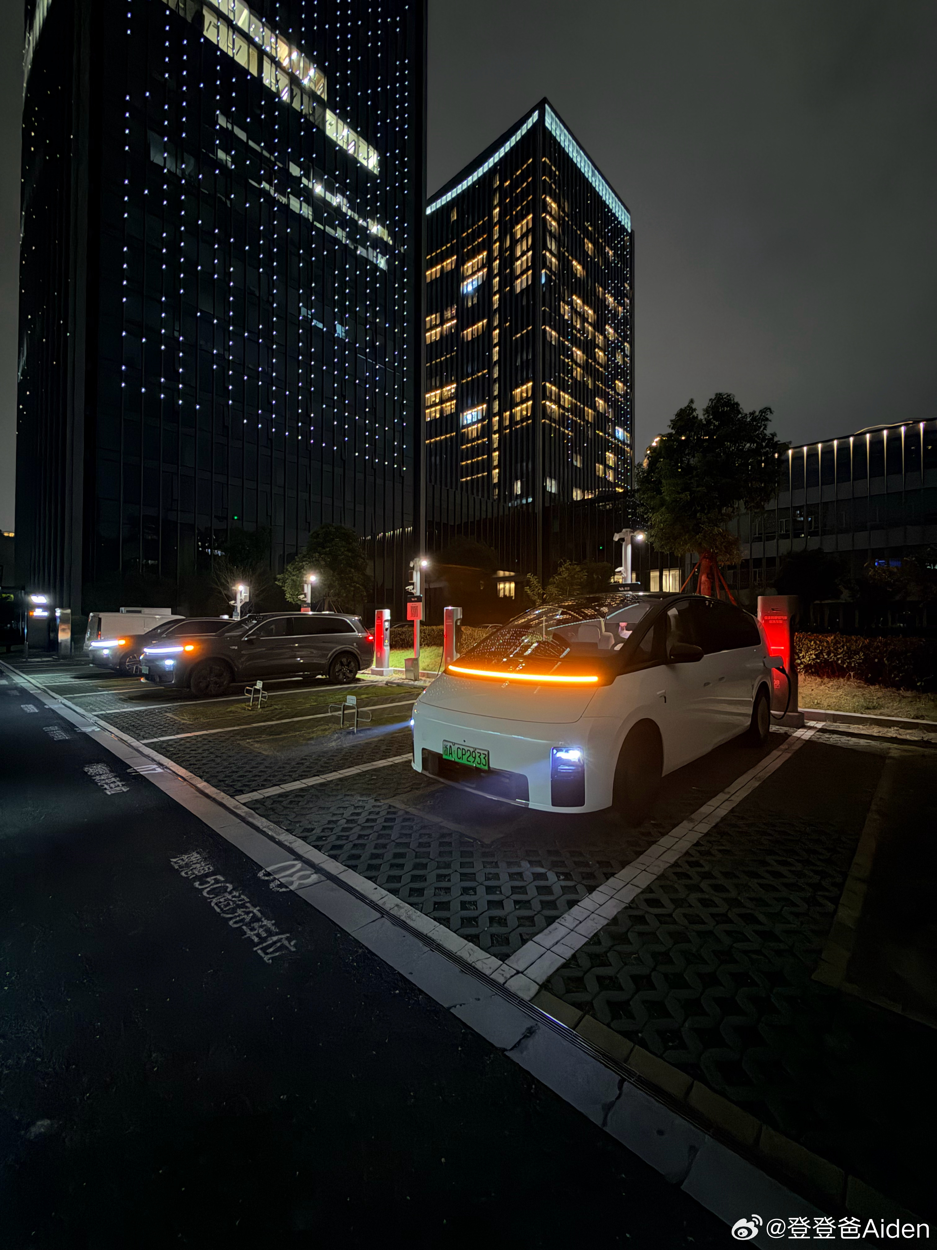 夜晚的理想超充站 ​​​