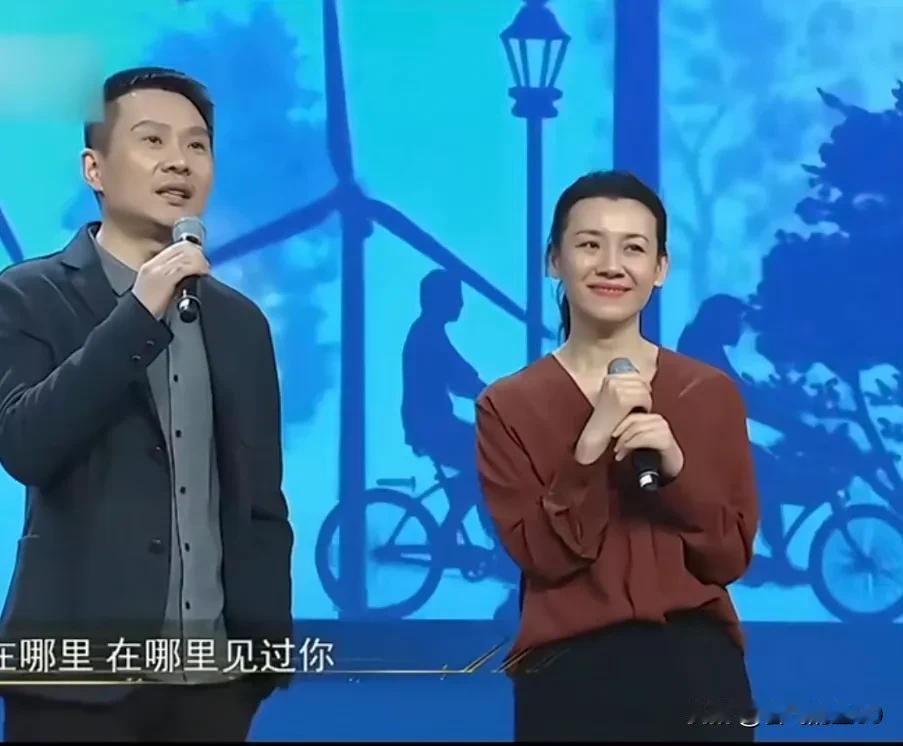 老丁和德华一起唱《甜蜜蜜》，场面太温馨，不知道的，还以为他们真是两夫妻。德华的扮