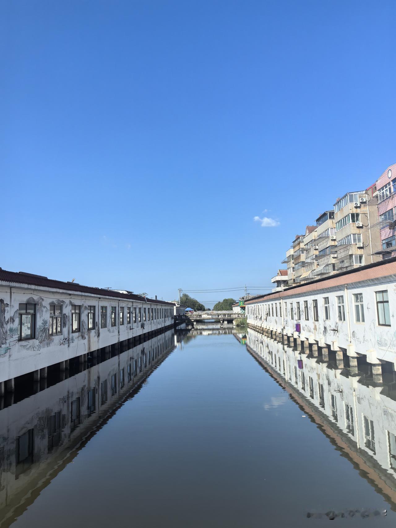 晨光温柔洒落，水纹轻轻漾开。虚实之间，倒影与实景两两呼应，宁静又清透。秋日清晨没
