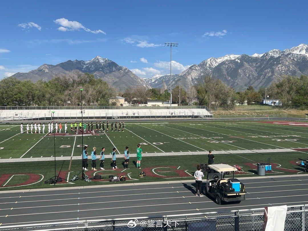 昨天下午去看了小外孙踢球。美国人的爱国做得到家，普通高中学生球赛，开赛前奏国歌，