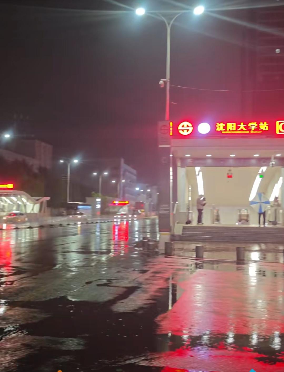 歌手萧敬腾这个雨神称号，再次被重重垒上一堵厚厚防护墙，在5月2日的沈阳奥体，本是