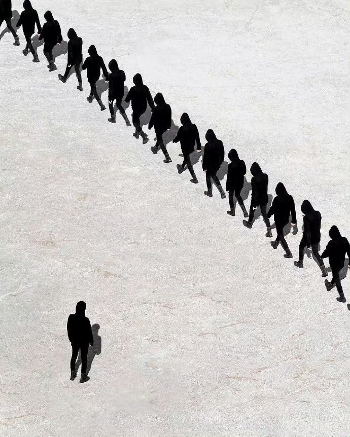 不给别人带来烦恼，是一种慈悲， 不给自己带来烦恼，是一种智慧。 不在别人心中修行