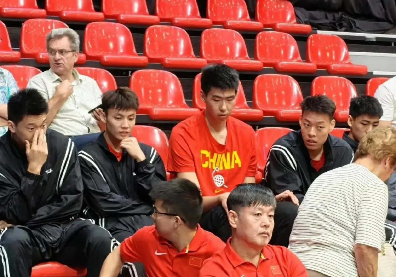 郭士强也明白虽然选广东宏远进国家队的人数多，但真正能打比赛的只有一个胡明轩！

