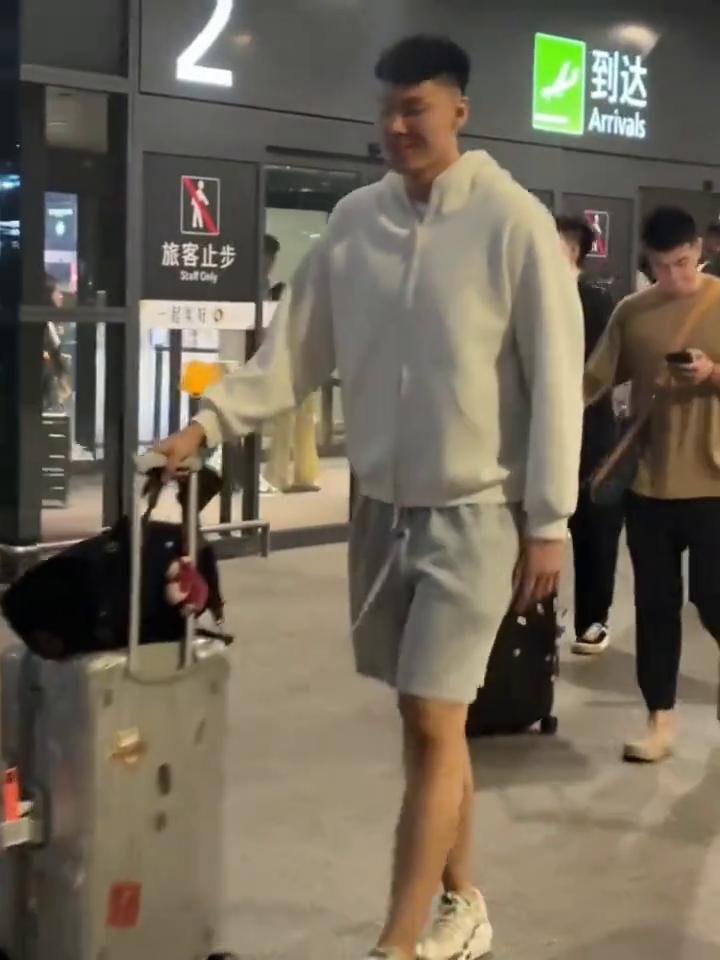 北京男篮抵达上海，今晚7.30对战上海，猜猜谁赢？