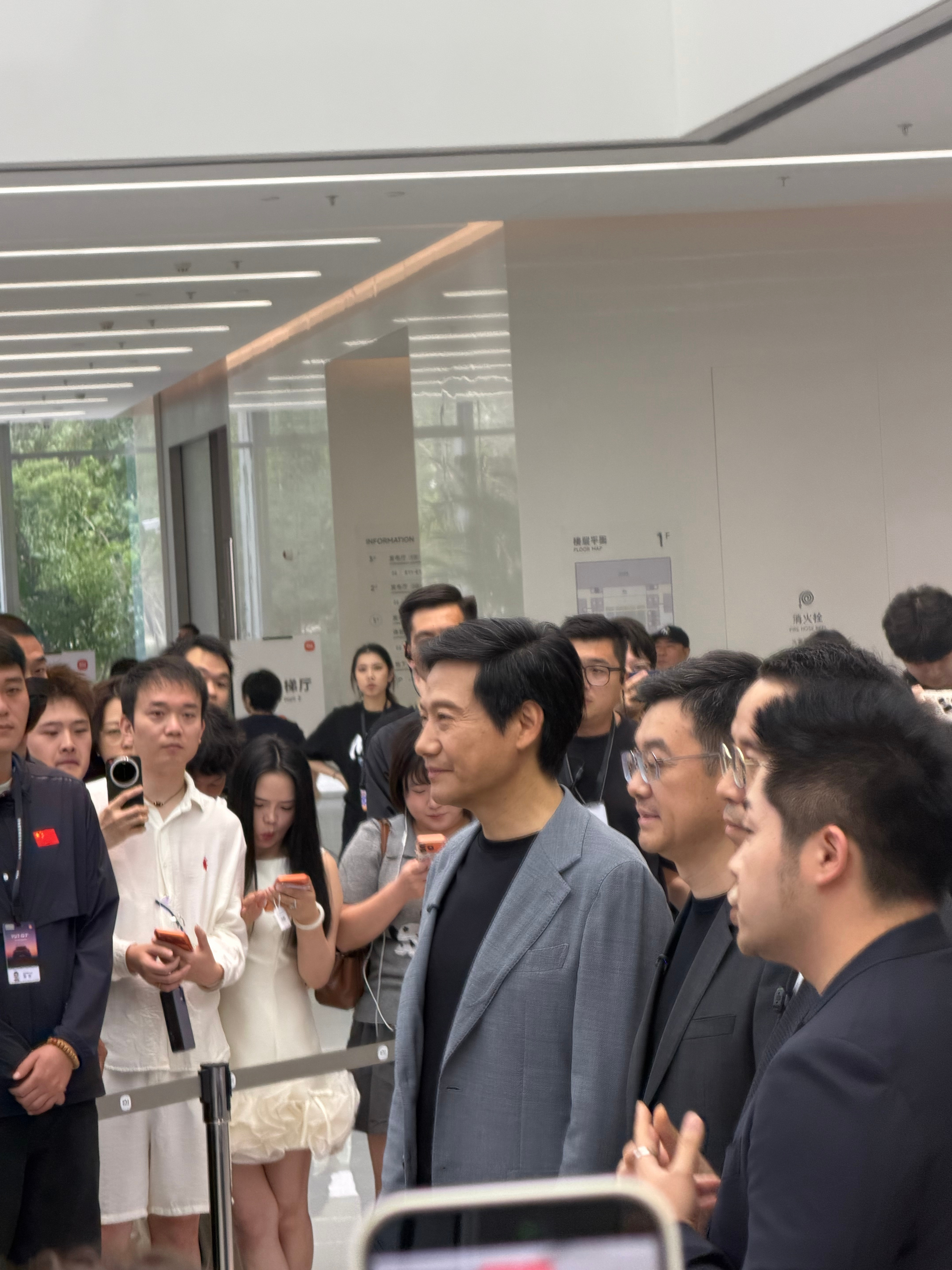 来看雷总了，大家猜猜晚上发布的小米YU7 GT会卖多少钱 北京·小米昌平科技园发