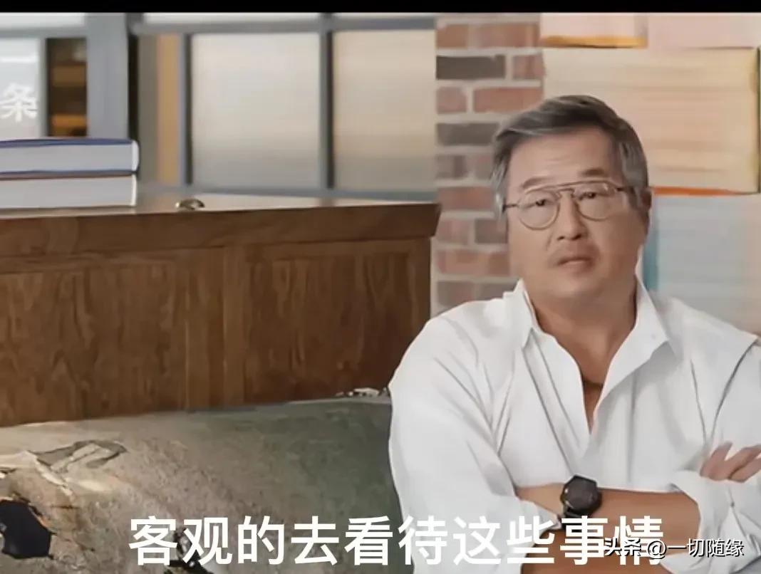 王伟忠对汪小菲竖起大拇指！
他接受采访时被问到汪小菲与馆长上海吃饭直播的事情，表
