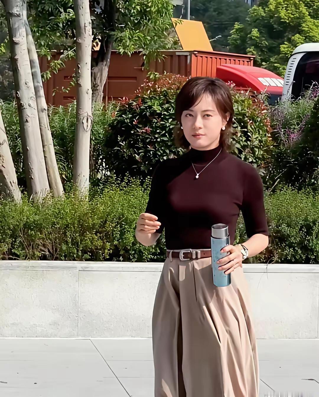 逛街偶遇一位美女明星
她真是太美了，看着不像生过孩子的妈妈
她拿着保温杯，站在那