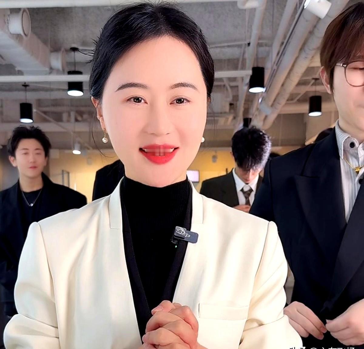 直播翻车，气垫掉渣谁背锅？

镜头前，相宜博士刚打开爱敬气垫，整块膏体啪嗒掉在桌