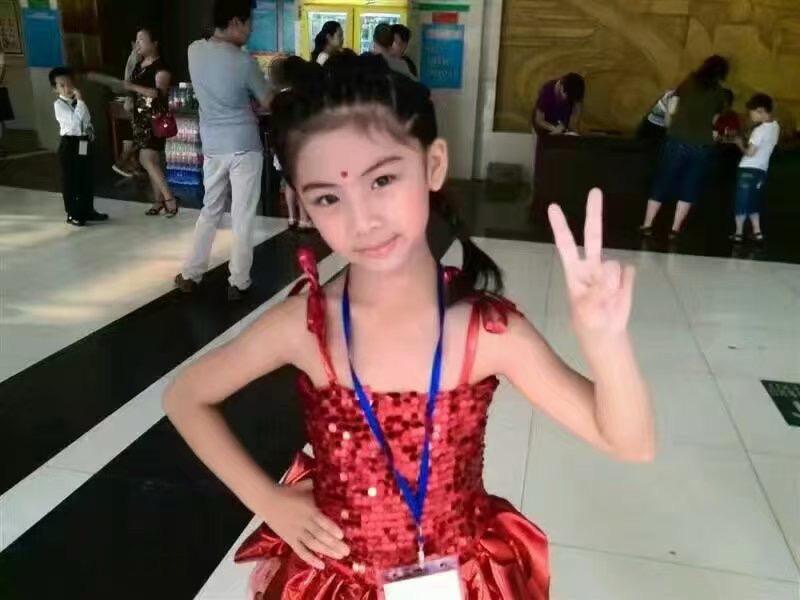 从小学到初中 从高中到大学 一念一程 以前特别讨厌我妈妈总拿手机给我拍...