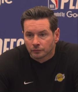 泰伦卢点赞！雷迪克谈詹姆斯出场时间：

“我特意早叫暂停，让詹姆斯休息。”

“