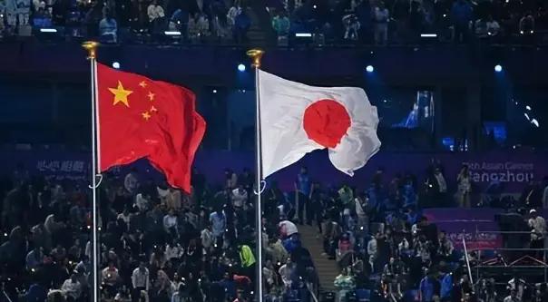 日本主动降低与中方的外交关系，其实并不出乎人意料。
日本的政治风向一直在急速的向