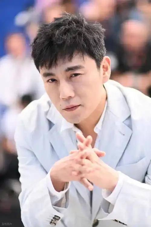 秦昊这波操作绝了！
拍《扫毒风暴》时，他竟主动弃演警察，硬要演毒枭！

这角色是