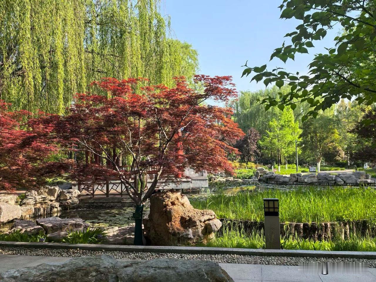 【小对联】
上：脚下；
下：……？