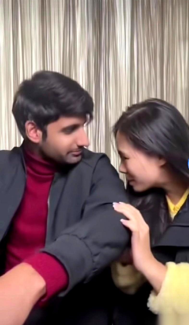 好家伙，她一脑袋扎她老公咯吱窝里，猛吸一口气……
然后对着镜头，一脸陶醉地说：家