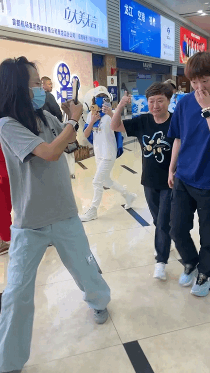 王曼昱，9月6日回京
妈妈都要哭了
背后这三点原因太戳我了

1、曼昱才回家三天