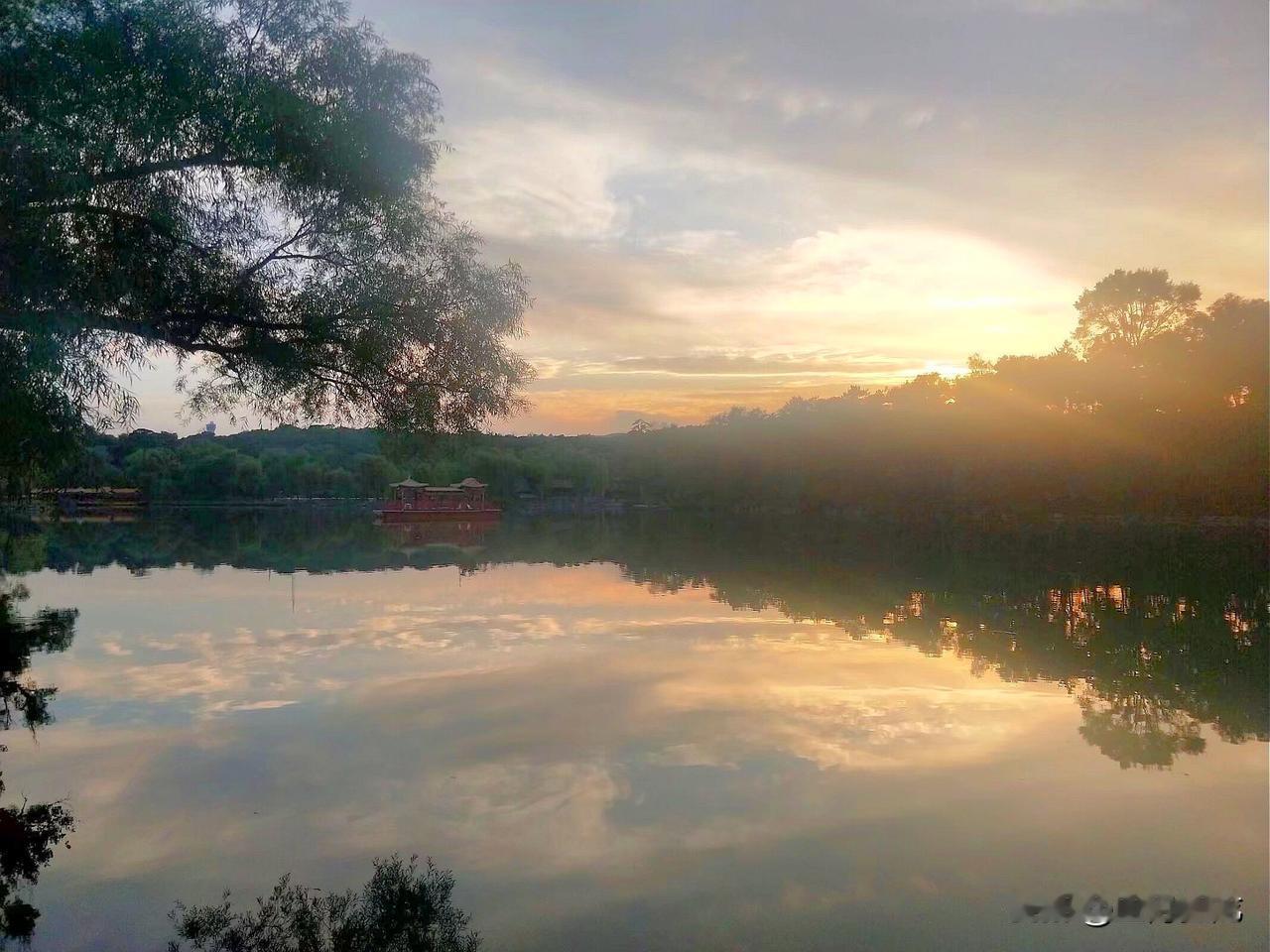 小日不亏是小日，右翼民众游街，要求早苗不能认输，一定要跟东方对着干到底！

这是