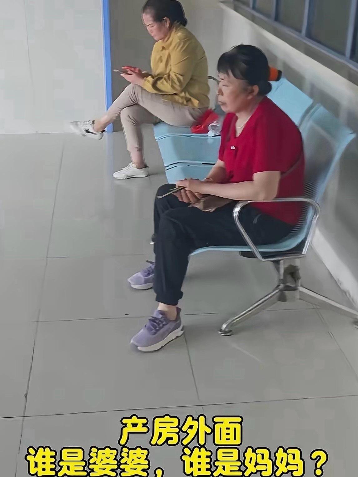 两位妈妈，谁是亲妈，谁是婆婆？产房外的这一幕，其实很戳心。 