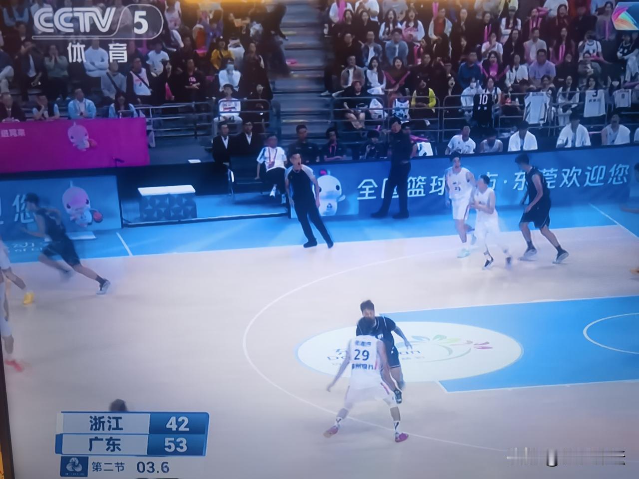 杜峰吃T！话音刚落，广东队上半场53：42领先了浙江队11分！这场比赛可以说是两