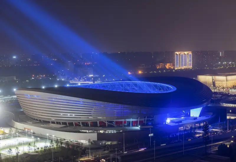 4月18日，演员何润东受宿迁市和京东邀请，到宿迁梦之蓝·奥体中心为“苏超”联赛宿