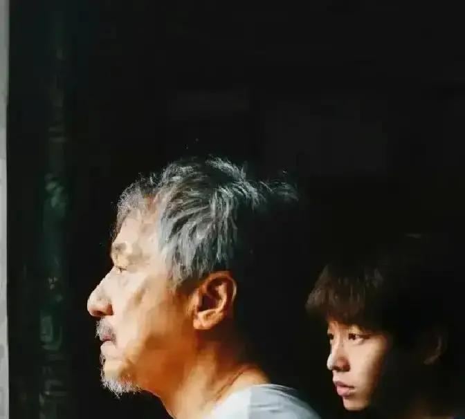 70岁成龙，儿女活成两幅极端样本
 
长子房祖名，吸一口毁十年，现在躲在幕后玩投